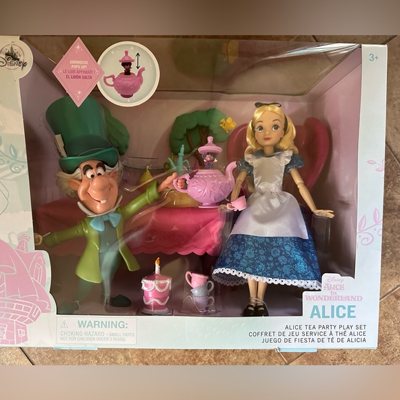 Disney Alice in Wonderland Tea Party Play Set collectible dolls & accessories